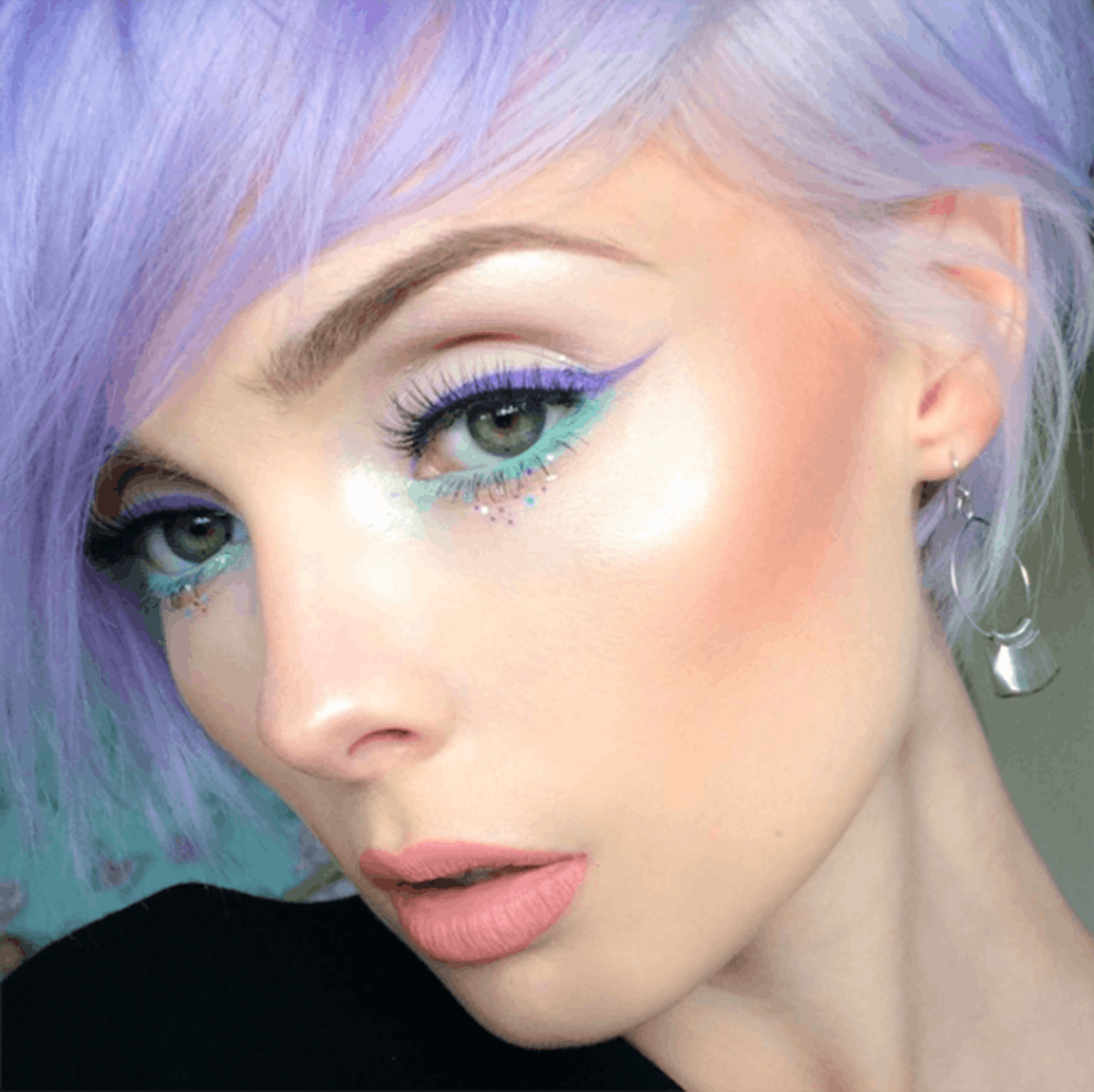 This Bold Eyeliner Trend Will Make Your Eye Color POP