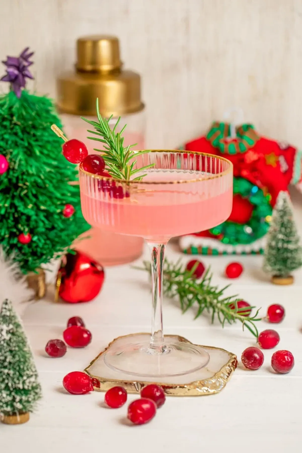 19 Swell Champagne Cocktails To Jazz Up Your Holiday Parties