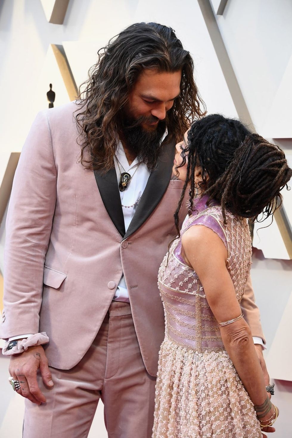 jasonmomoa and lisa bonet in matching pink at the oscars