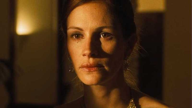 julia roberts ocean's 11 gold dress We Just Got A Major Update On The 'Ocean's 14' Cast! Holiday Romance