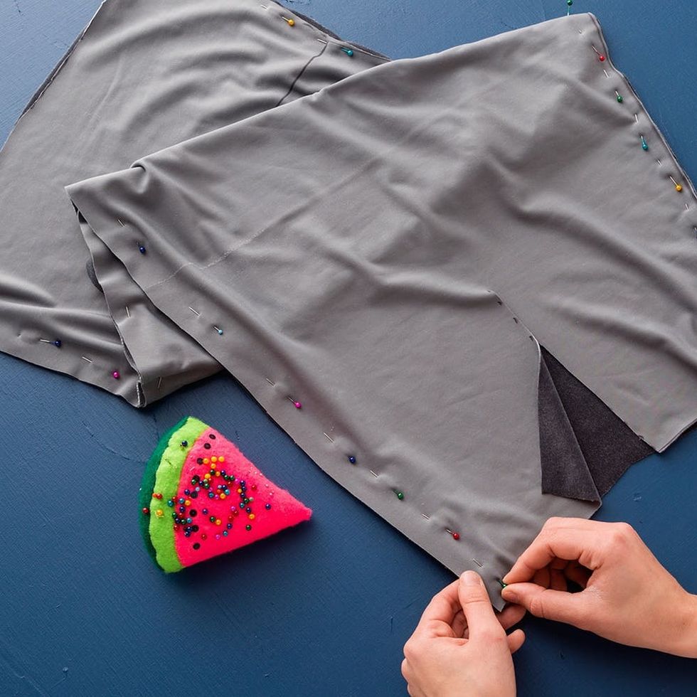 Kelly_Sag_Awards_Skirt_06