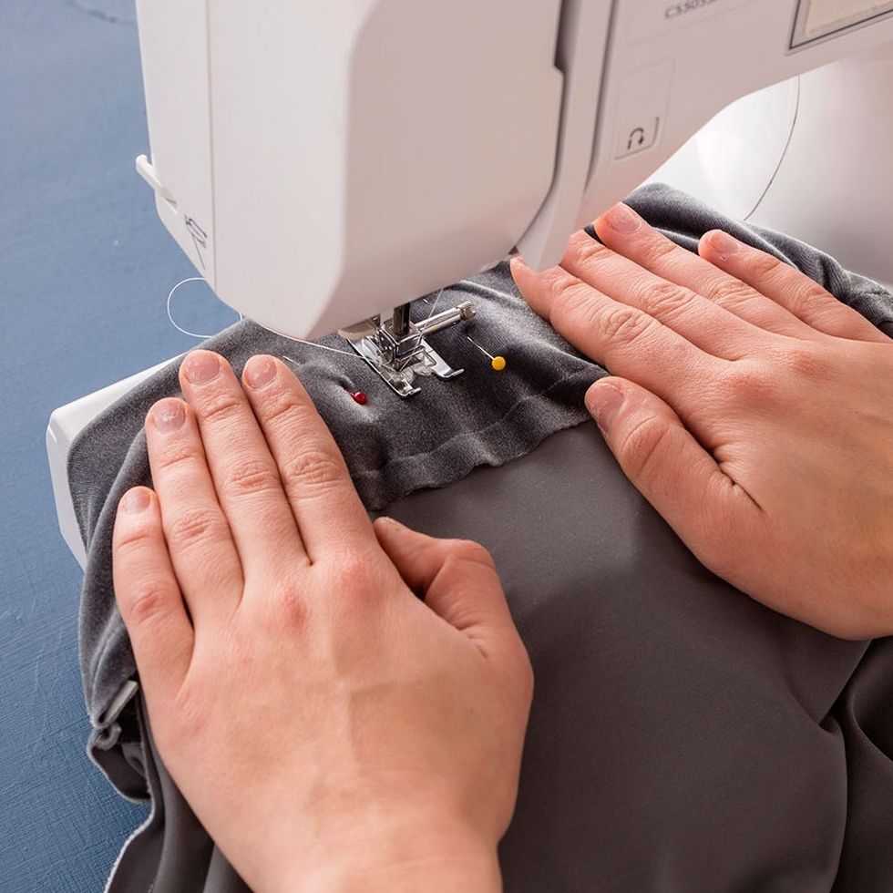 Kelly_Sag_Awards_Skirt_14