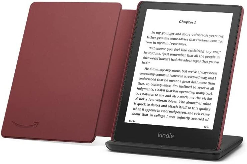 Kindle Paperwhite Signature Edition Essentials Bundle