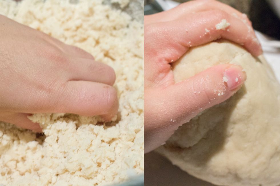 Knead the dough until the surfaces are smooth.