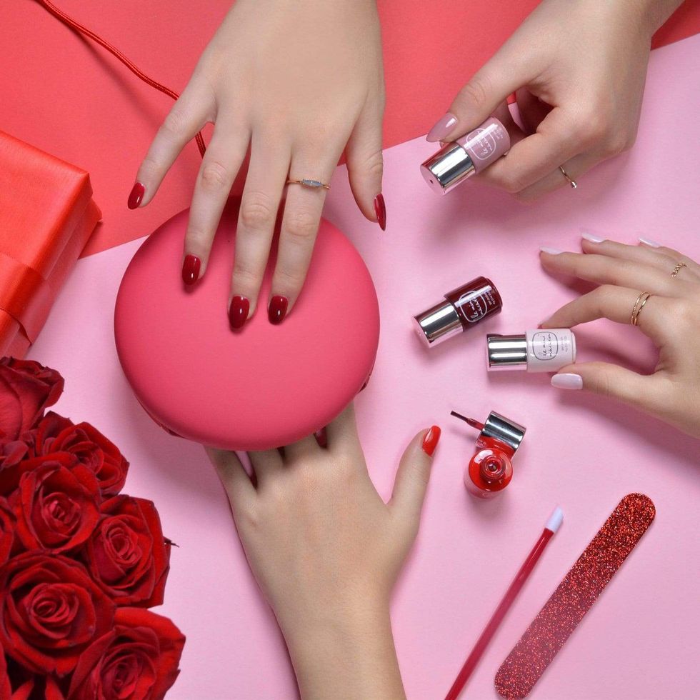 Le Mini Macaron "Rouge & Moi" Deluxe Gel Manicure Set