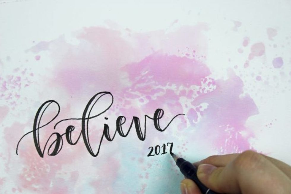Learn how to make your own handlettered word of the year art with this tutorial using @tombowusa Dual Brush Pens