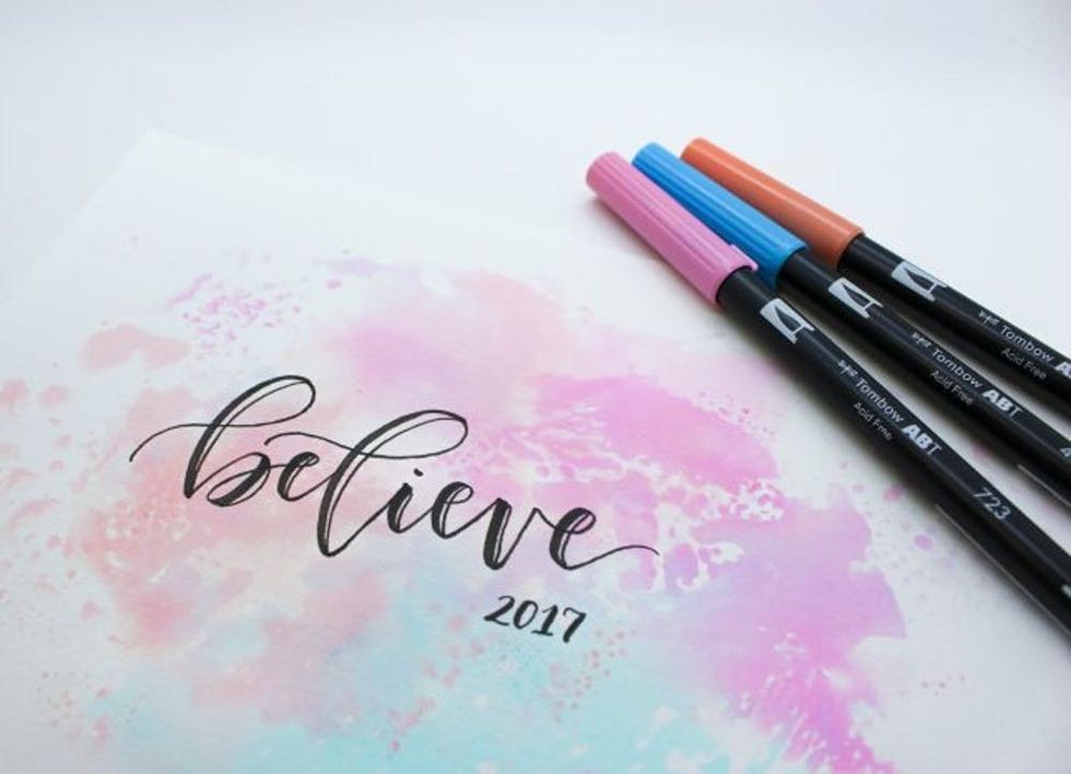 Learn how to make your own handlettered word of the year art with this tutorial using @tombowusa Dual Brush Pens