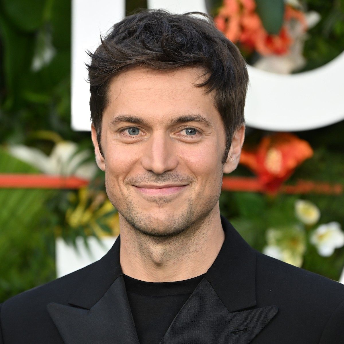 lucas bravo emily in paris