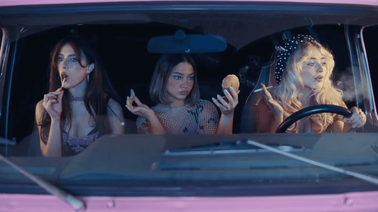 madelyn cline margaret qualley and sabrina carpenter in the house tour music video