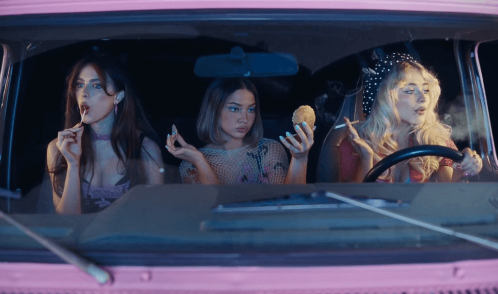 madelyn cline margaret qualley and sabrina carpenter in the house tour music video