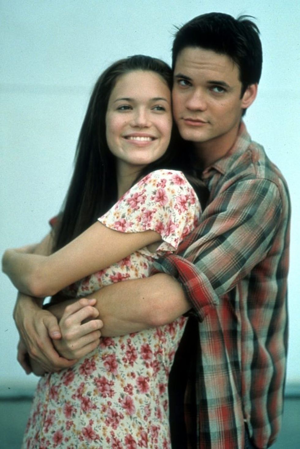 Mandy Moore is held by Shane West in a scene from the film 'A Walk To Remember', 2002. (Photo by Warner Brothers/Getty Images)