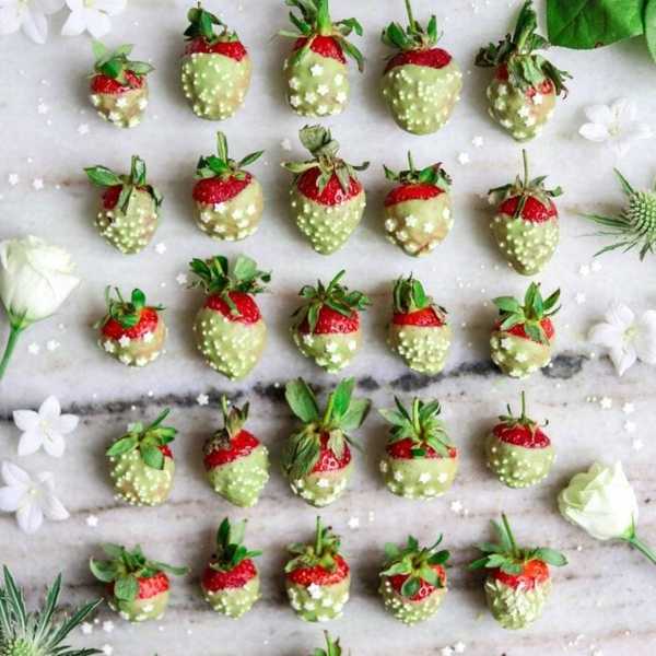 Matcha Chocolate Covered Strawberries