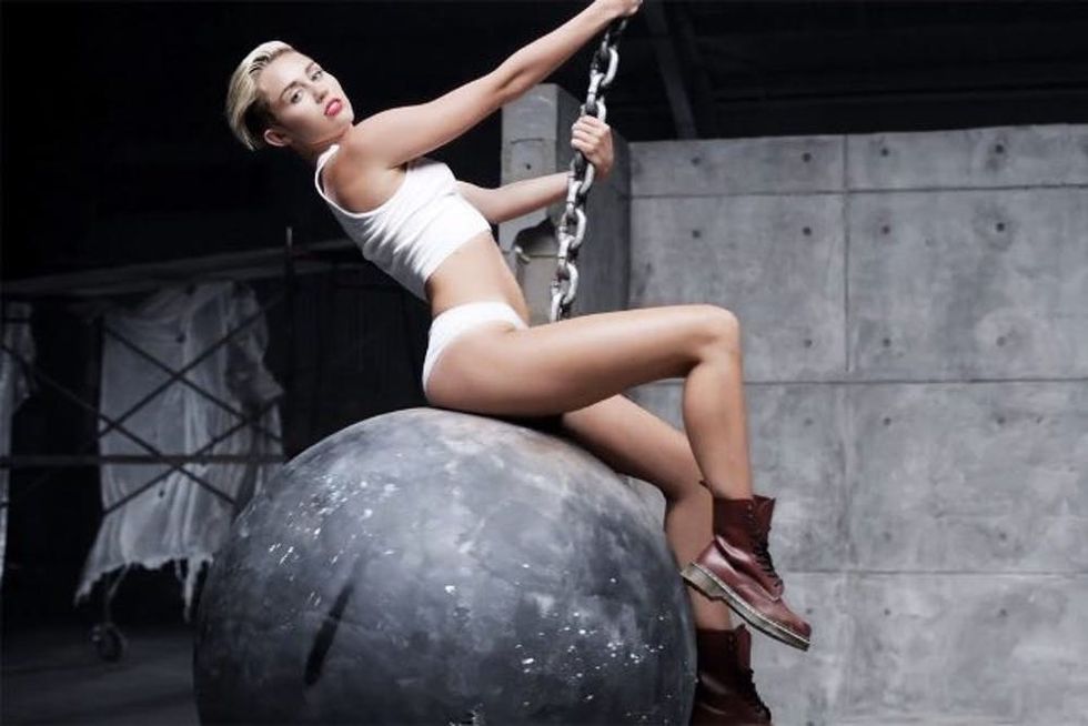 Miley Cyrus _ Wrecking Ball