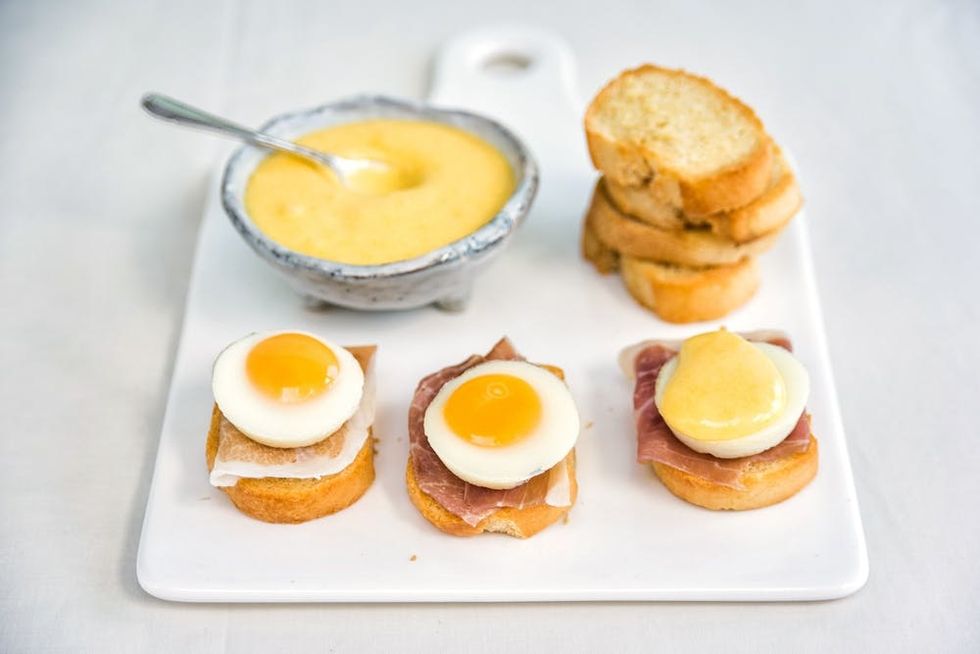 Mini eggs benedict