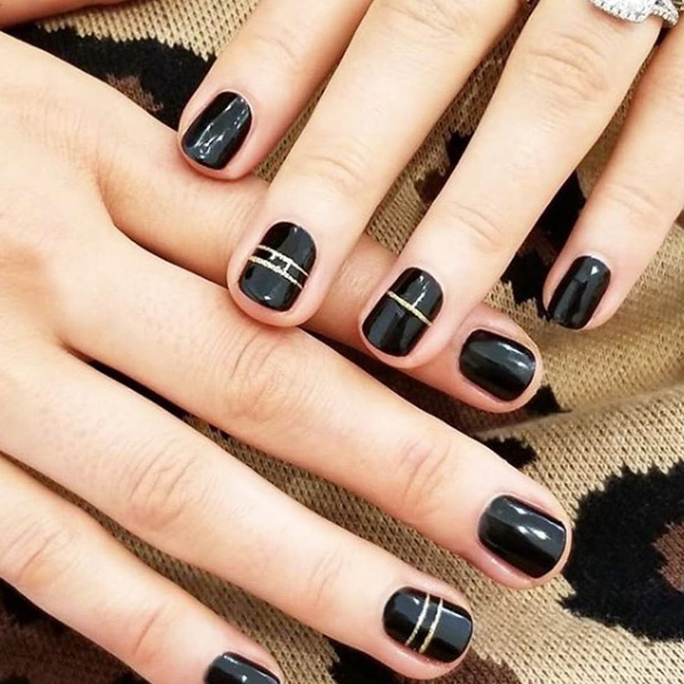 minimal lines nail art