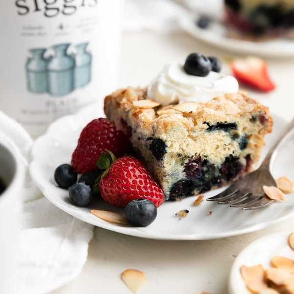 Mixed Berry Breakfast Cake (With Yogurt)