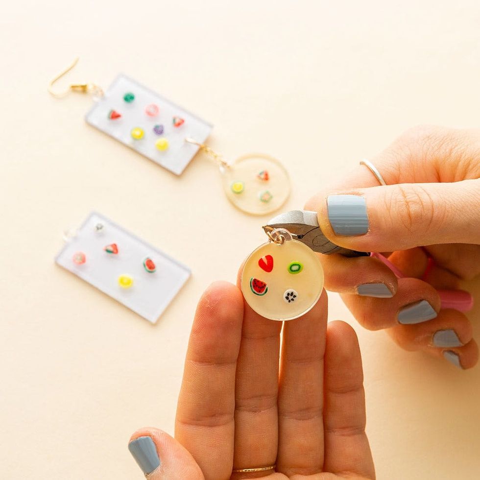 model connects the jump rings and earring hooks to make the diy earrings