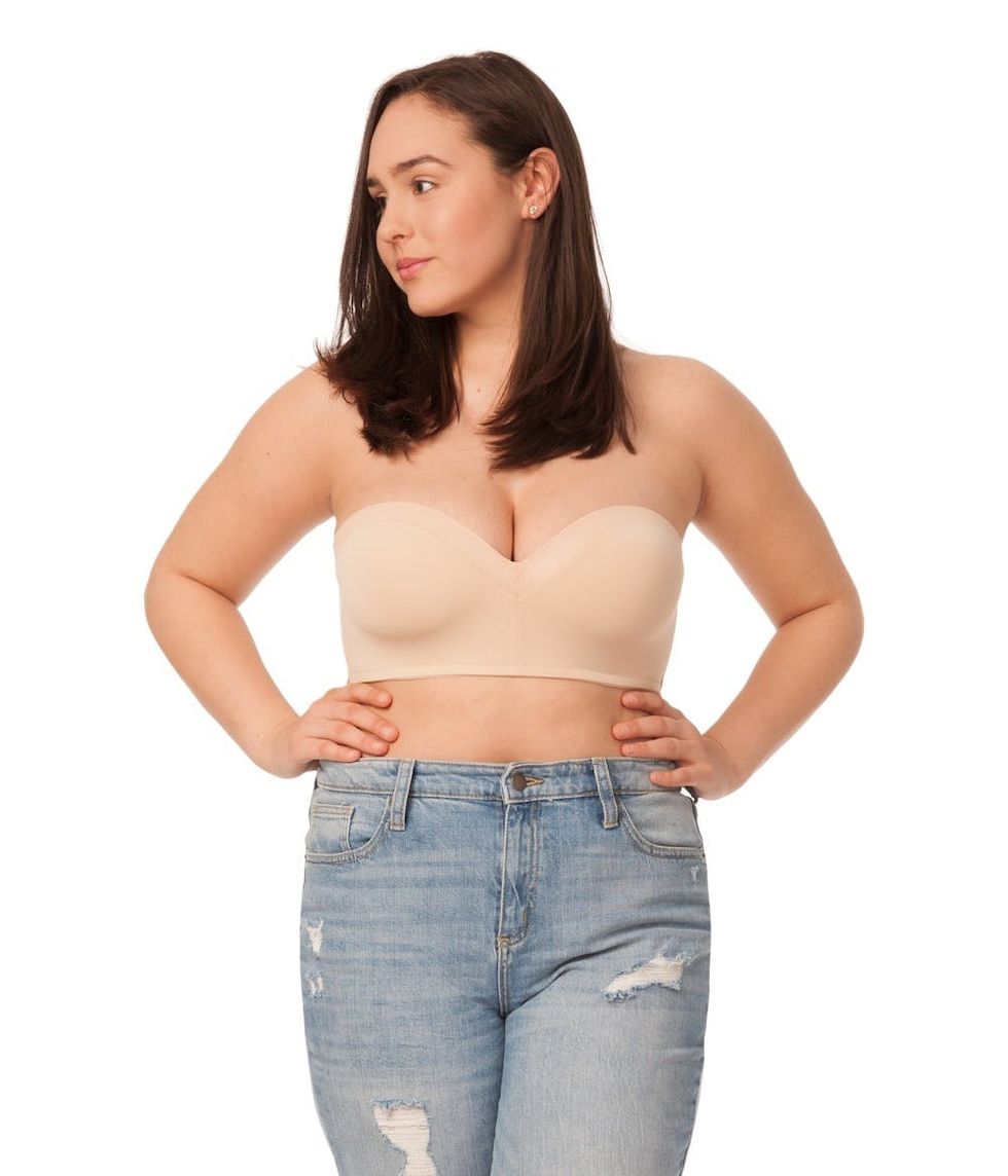 model wear nude strapless bra