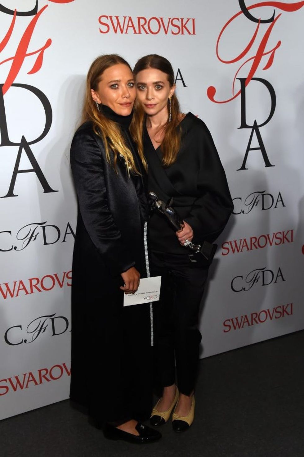 NEW YORK, NY - JUNE 01: Mary-Kate Olsen and Ashley Olsen pose on the winners walk at the 2015 CFDA Fashion Awards at Alice Tully Hall at Lincoln Center on June 1, 2015 in New York City. (Photo by Larry Busacca/Getty Images)