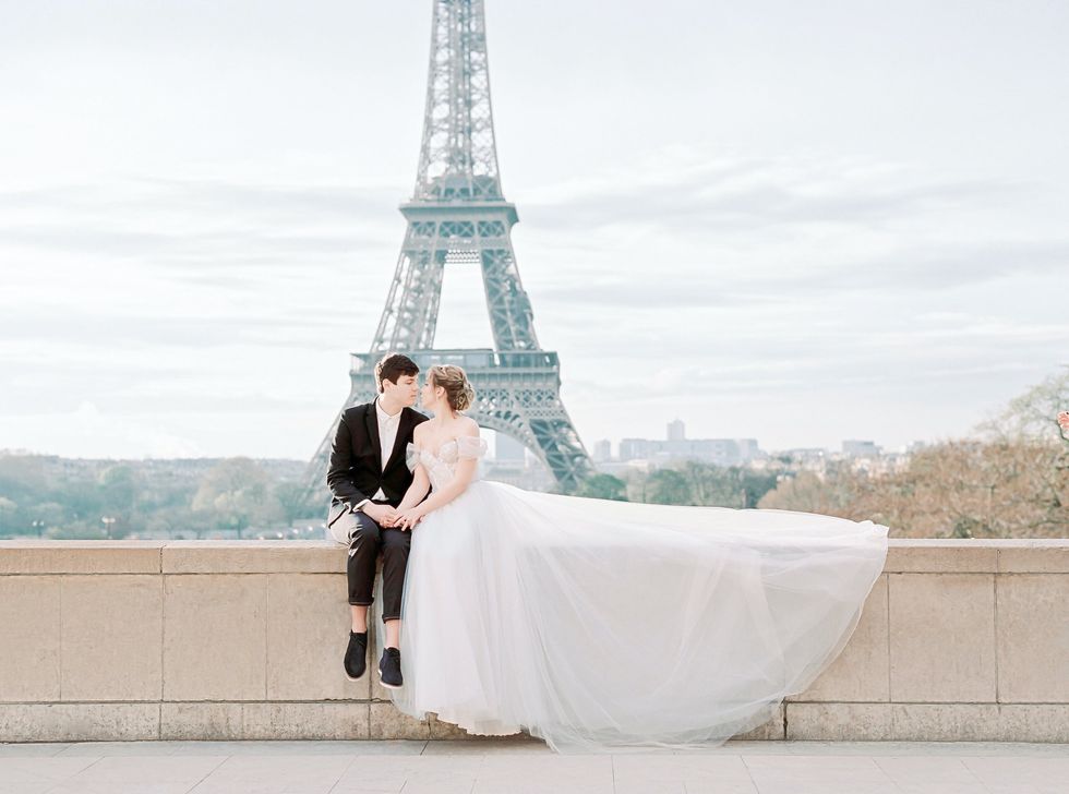 newlyweds posing in front the Eiffel Tower