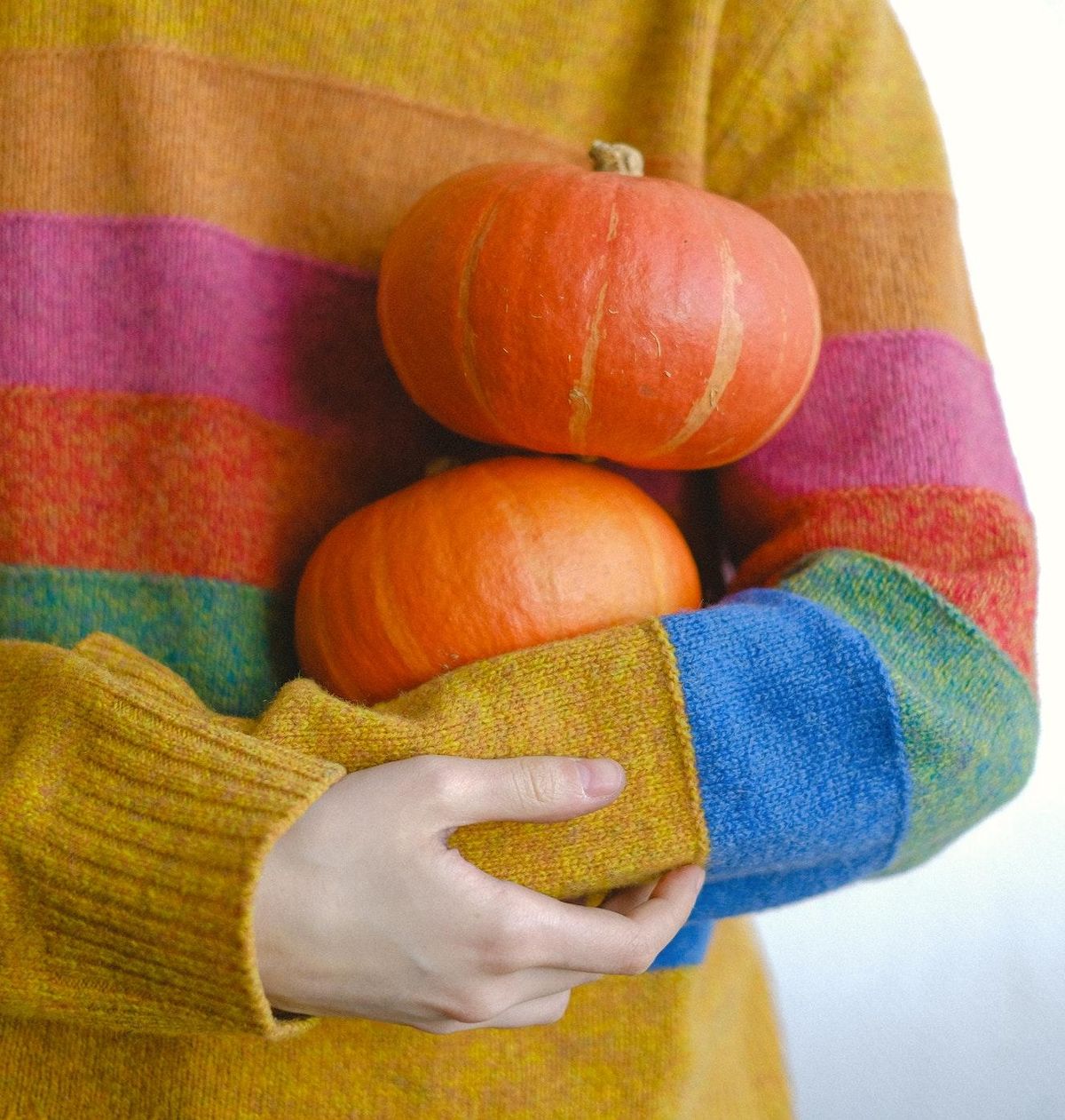 November 2022 calendar download fall photo woman hugging pumpkins