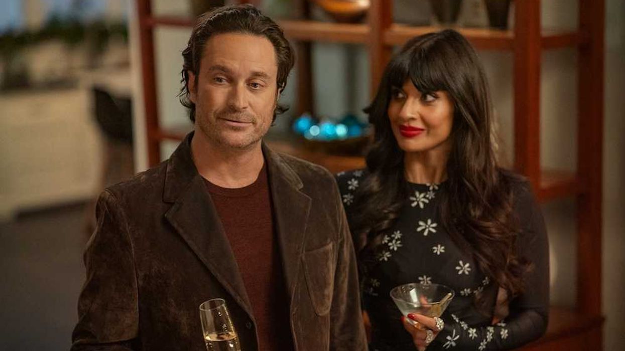 Oliver Hudson and Jameela Jamil in A Merry Little Ex-Mas on Netflix