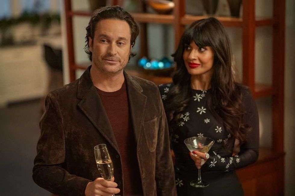 Oliver Hudson and Jameela Jamil in A Merry Little Ex-Mas on Netflix