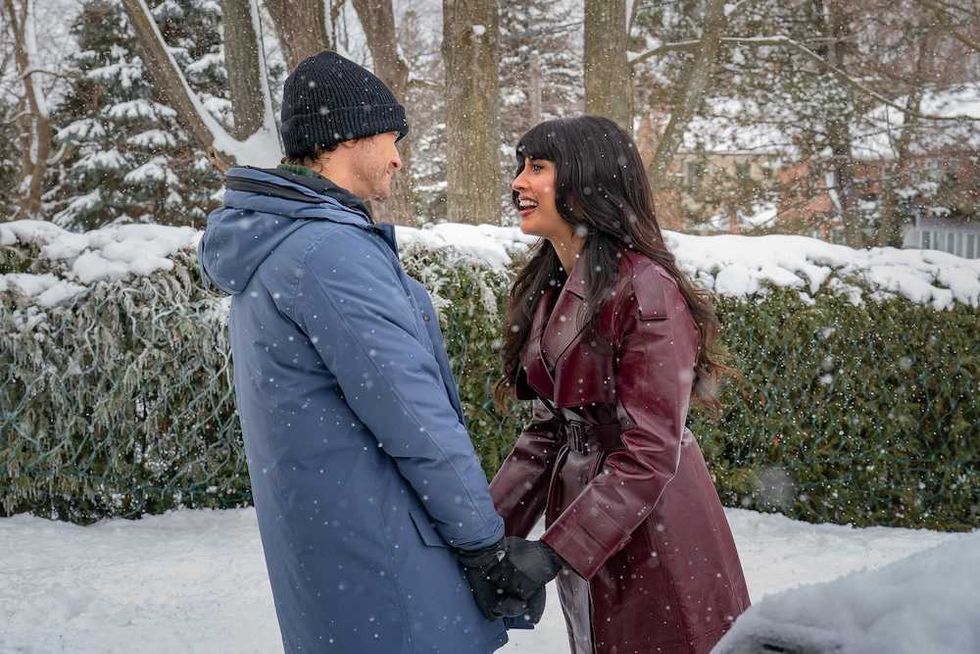 Oliver Hudson and Jameela Jamil in A Merry Little Ex-Mas on Netflix