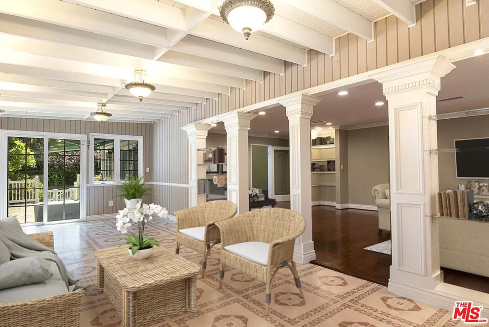 outdated sun room decor