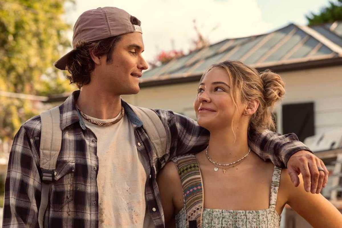 outer banks season 5 madelyn cline as sarah cameron and chase stokes as john b