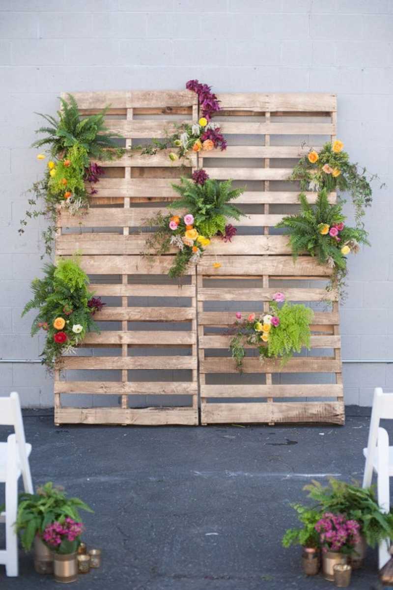 12 Wedding Pallet Decor Ideas for Your Outdoor Nuptials - Brit + Co, image size:800x1201