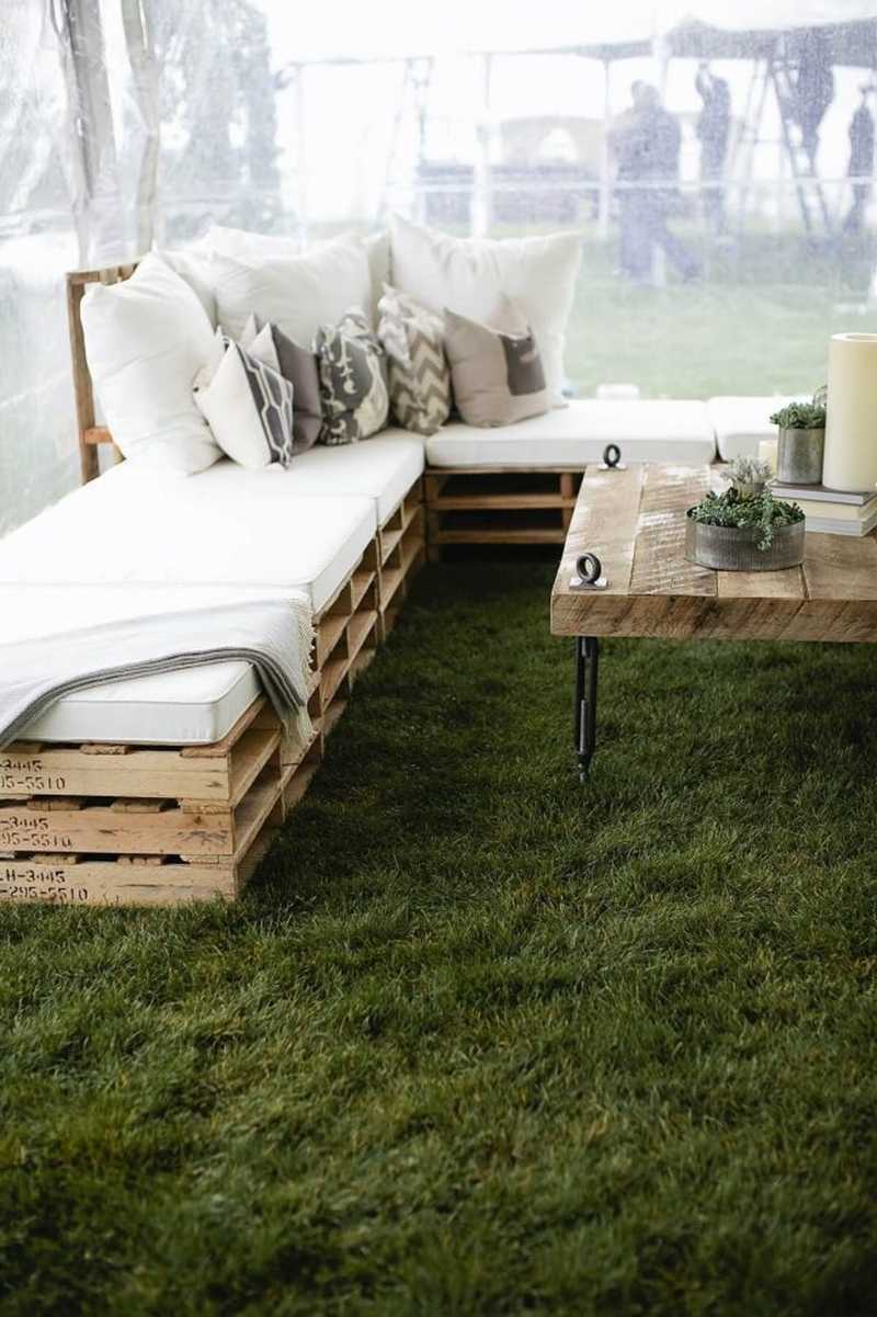 12 Wedding Pallet Decor Ideas for Your Outdoor Nuptials - Brit + Co, image size:800x1201