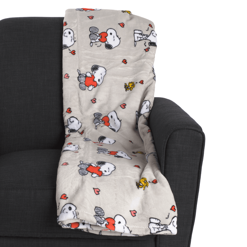 Peanuts Oversized Snoopy Valentines Day Heart Throw