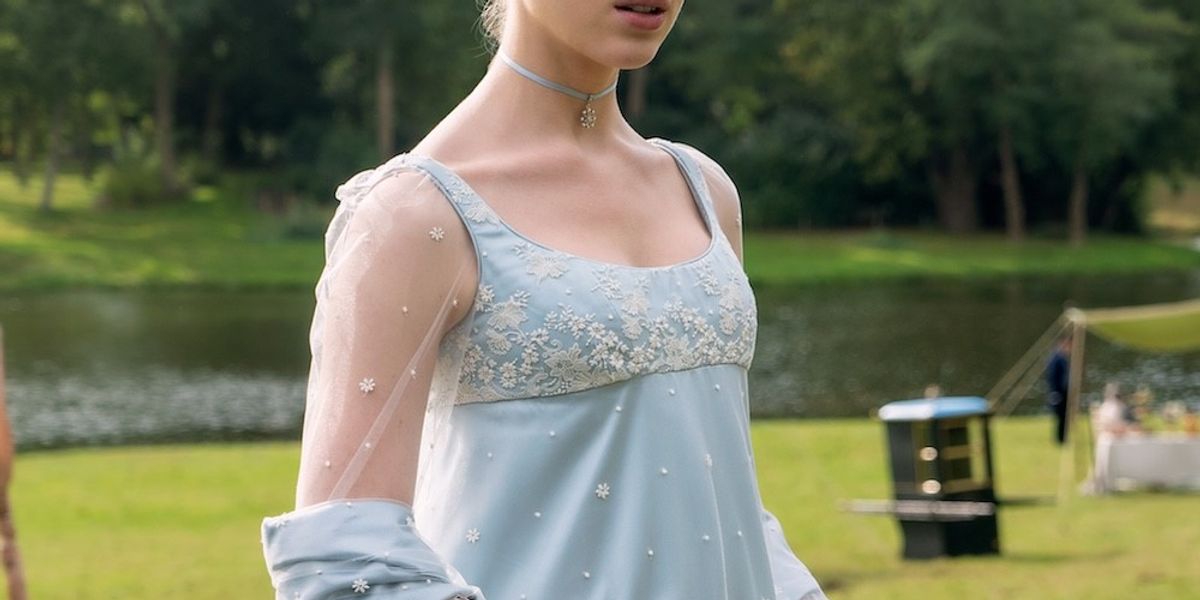daphne bridgerton blue dress This blue dress with a white lace overlay on the skirt was first worn in 2020 by Phoebe Dynevor as Daphne Bridgerton in the second episode of the first season of