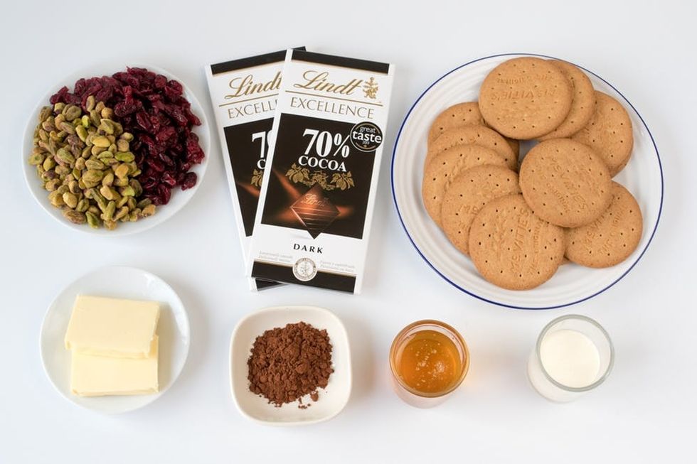 Pistachio and cranberry fridge cake Ingredients