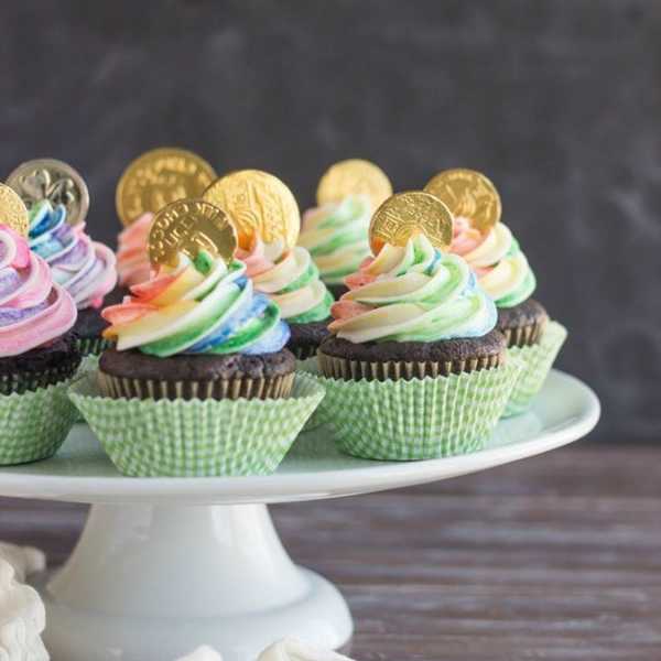 Pot of Gold rainbow Cupcakes