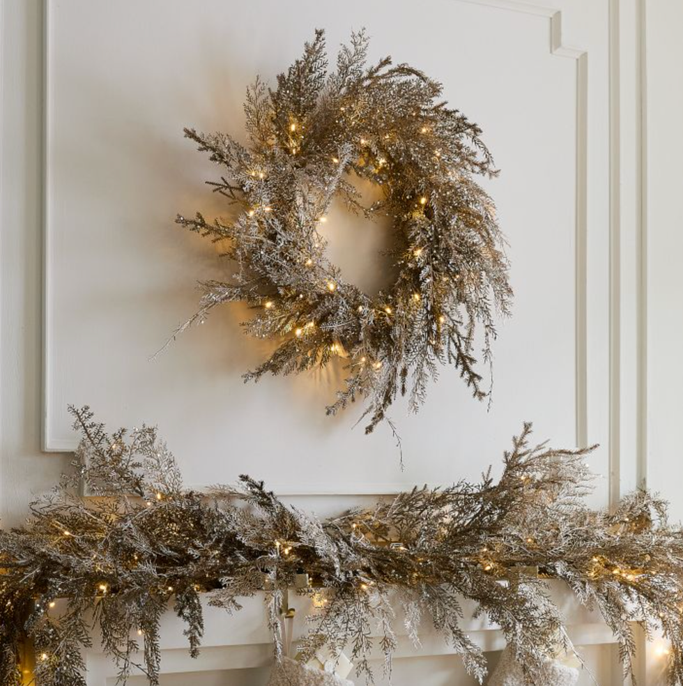 pre-lit wreath