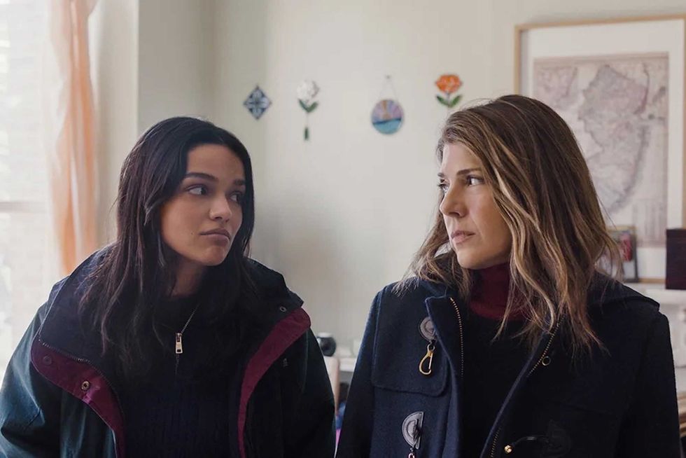 rachel zegler and marisa tomei in she gets it from me