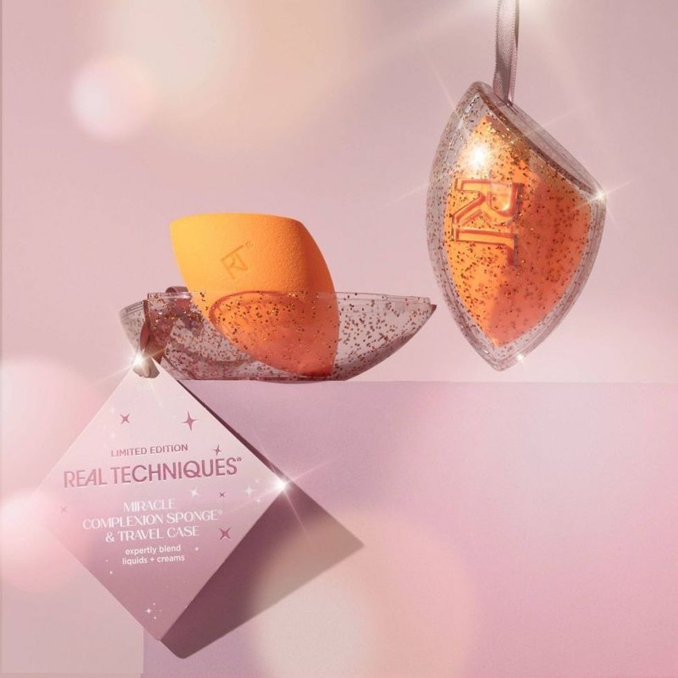 Real Techniques Miracle Complexion Sponge + Travel Case Ornament