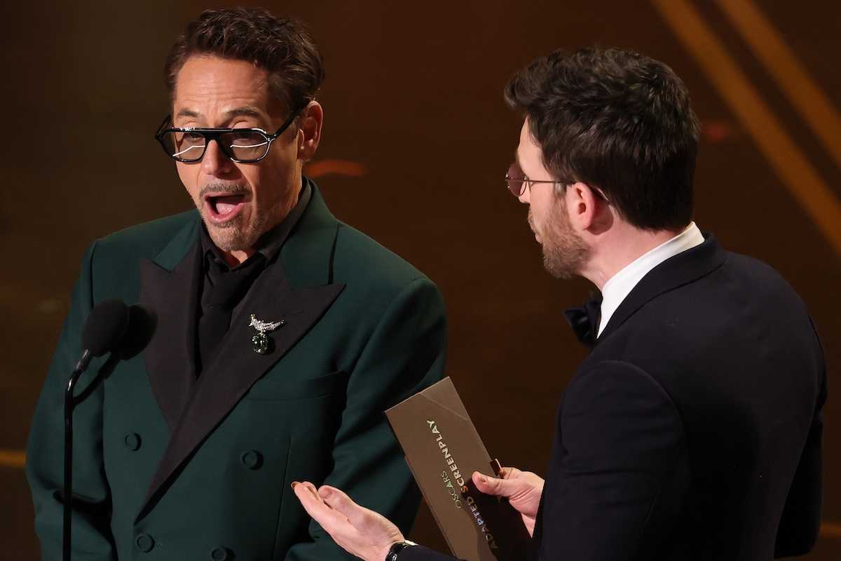 robert downey jr and chris evans at the oscars