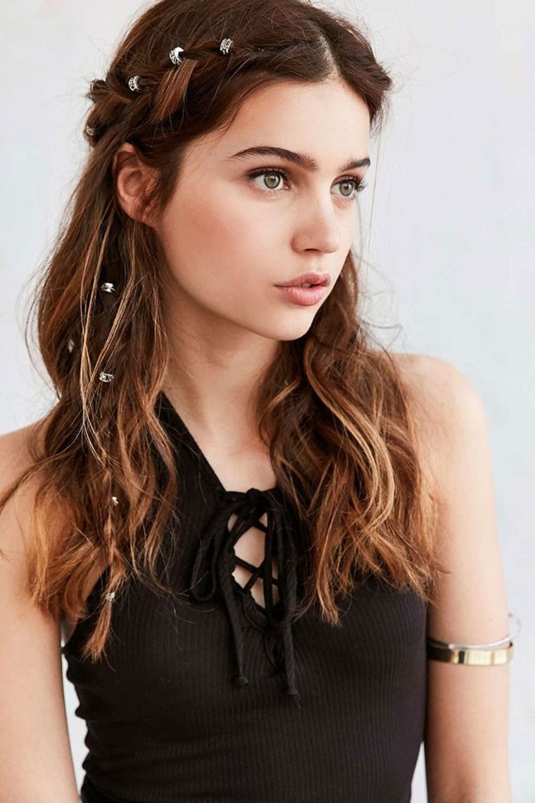 How to Style '90s-Inspired Hair Accessories