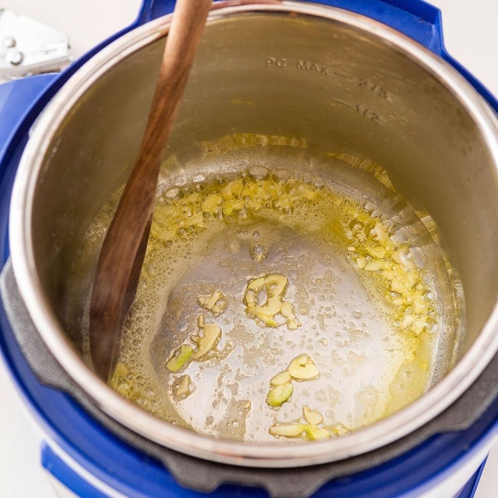 saute garlic in instant pot
