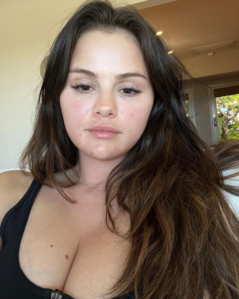 Selena Gomez Makeup-Free Selfie