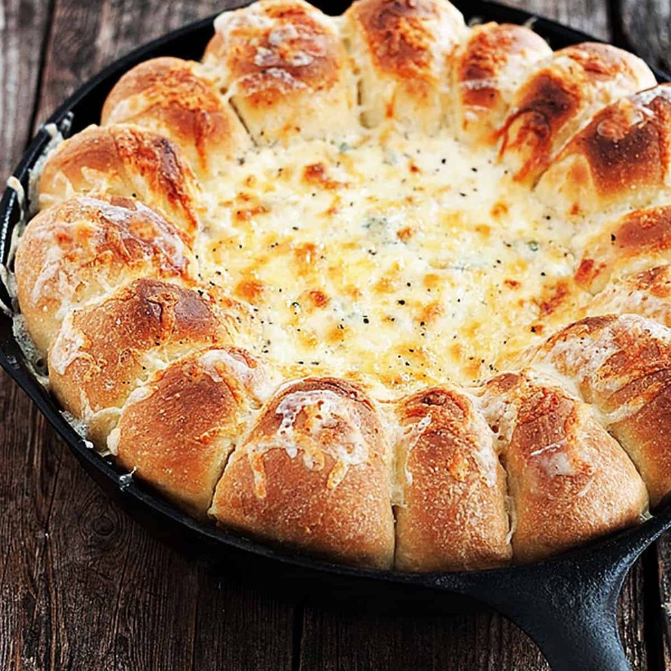 Skillet Bread with Artichoke Spinach Dip