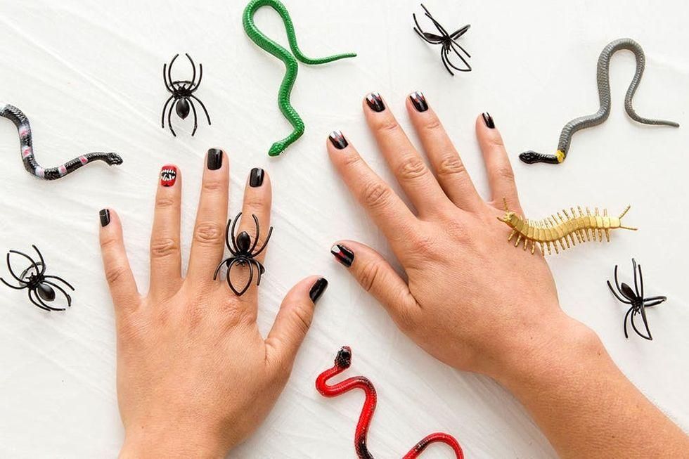 Snakebite Nail Art halloween nail art