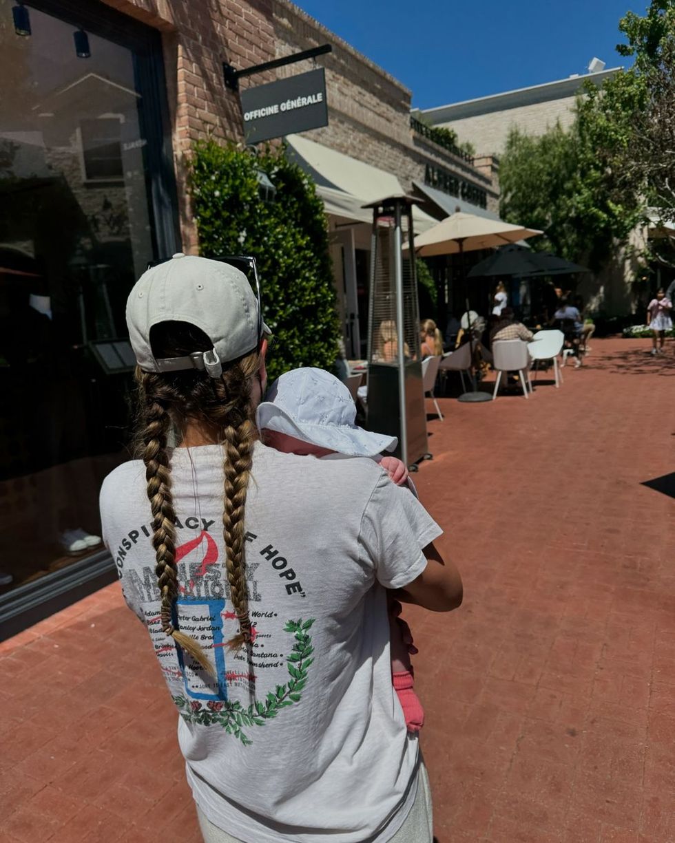 sofia richie grainge holding daughter