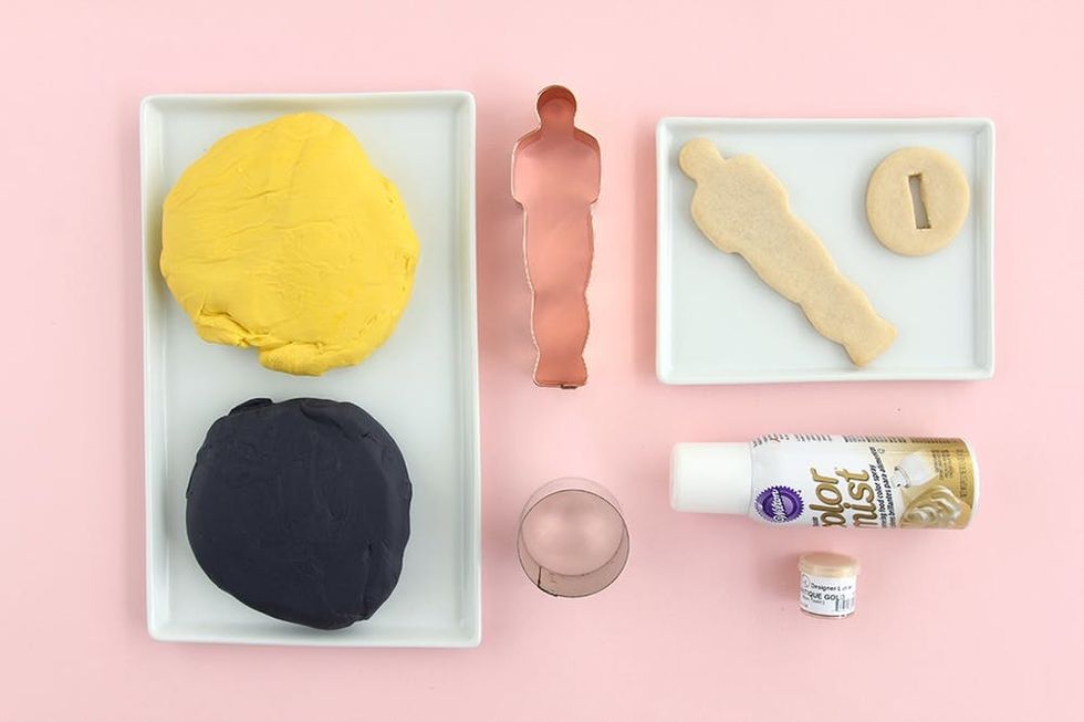 Step1-OscarStatueCookies