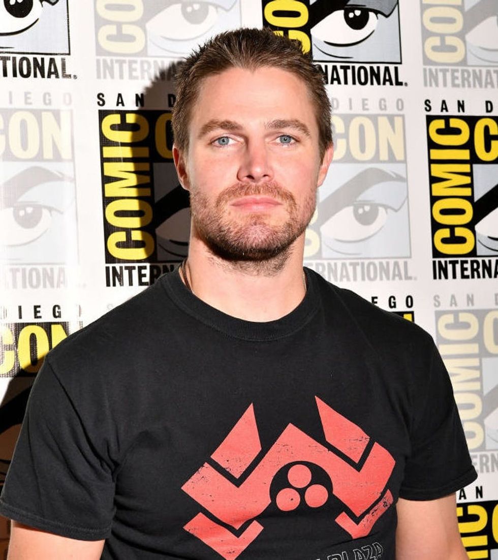 Stephen Amell Gives Fan His Arrow Necklace at Comic Con