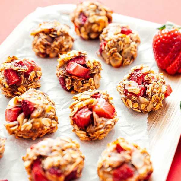 Strawberry Chia Oatmeal Cookies