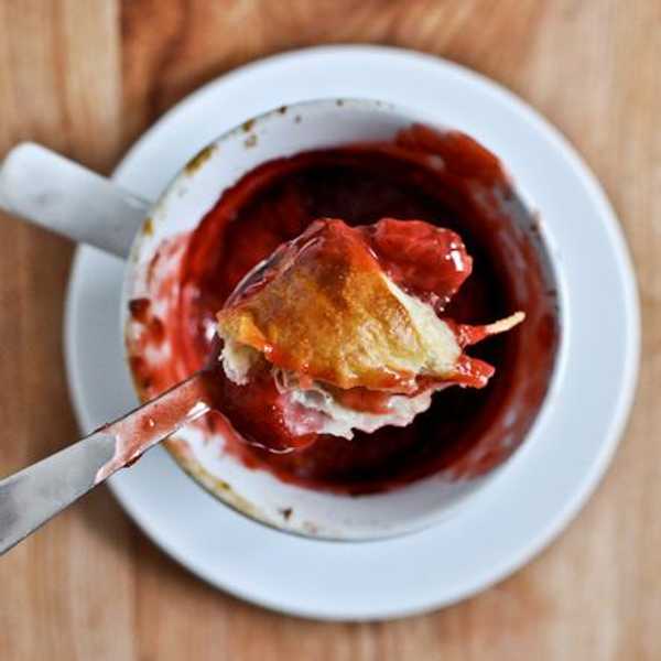 strawberry pie being lifted out of the mug by a spoon